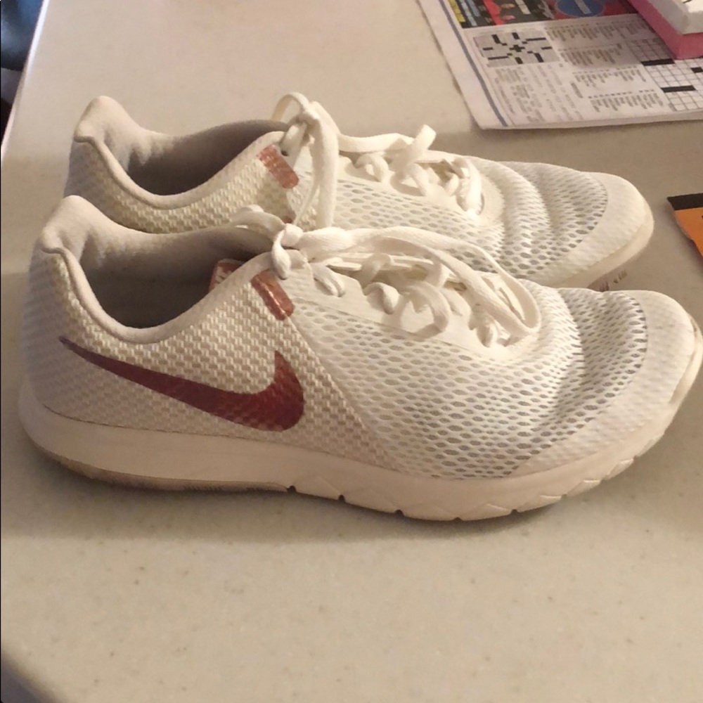 nike tennis shoes